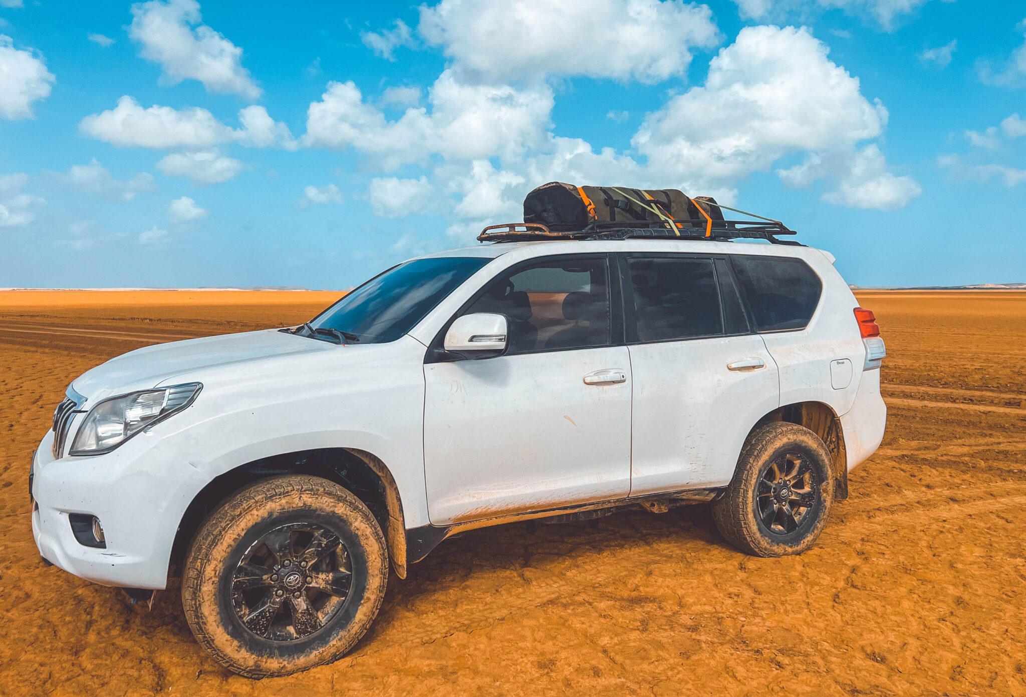 Toyota Land Cruiser with kite bag on roof while kitesurfing Colombia
