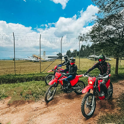 2 men on motorcycle tour Medellin